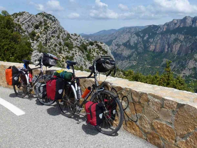 How to Ride With a Touring Group: Tips for a Smooth and Enjoyable Experience