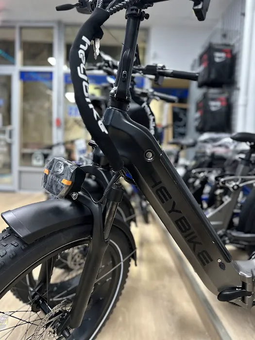 UC Ebikes - bikes, scooters, mopeds Picture 9