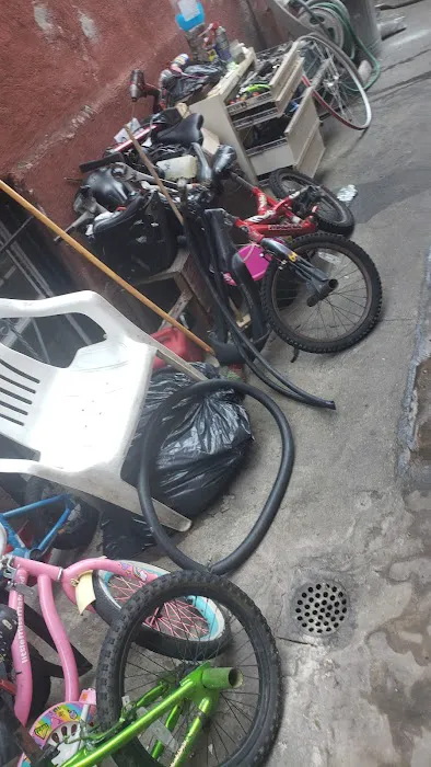Foreign Fix Backyard Bike Repair Shop Picture 10