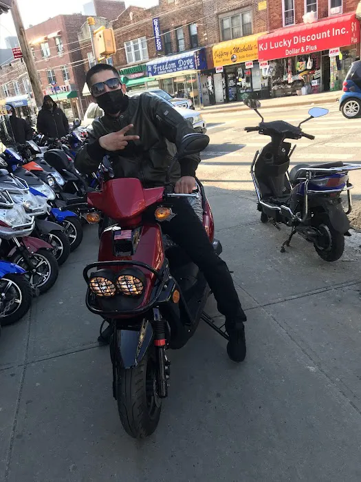 FLY WING E-BIKE on Brooklyn Grand Street Picture 2