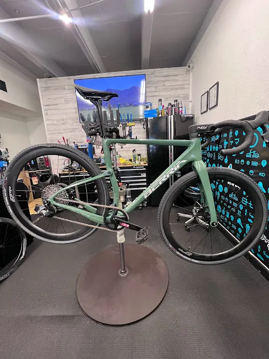 BY CYCLE - Bike Shop Picture 5