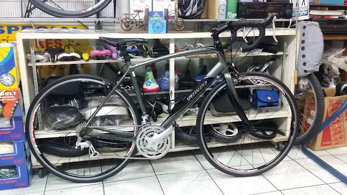 Reyes Bike Shop Picture 9