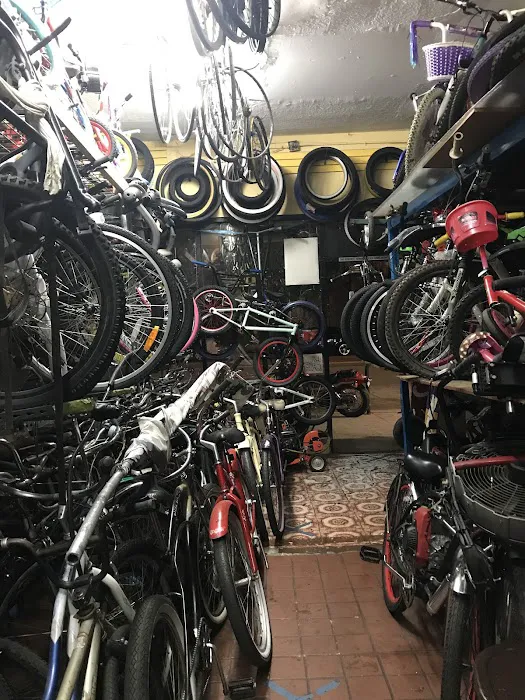 La Cadena Bicycle Shop Picture 4