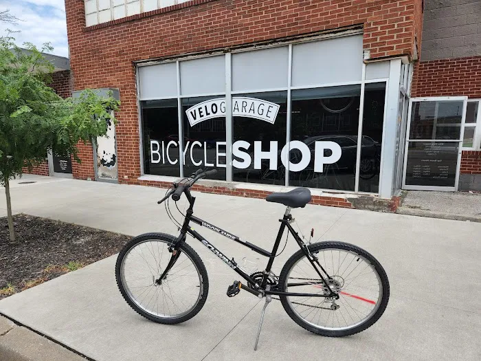 Velo Garage Bicycle Shop Picture 4