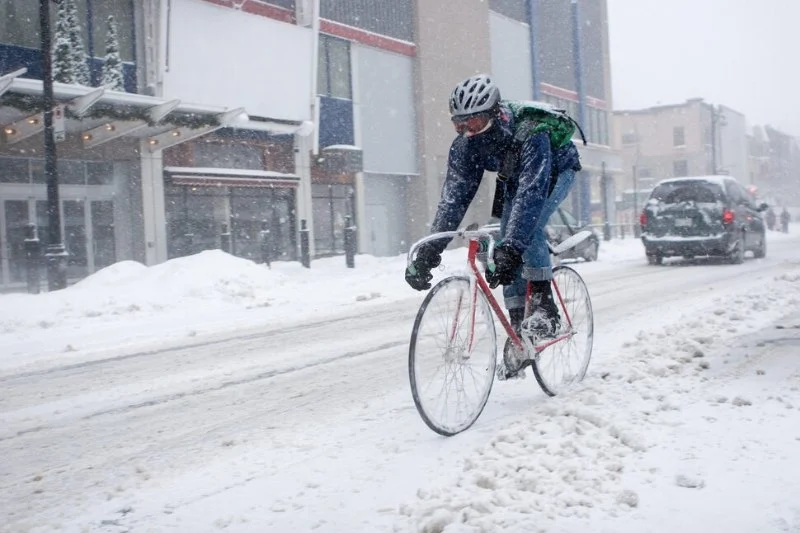 Best Winter Cycling Gear to Stay Warm and Safe: Essential Guide