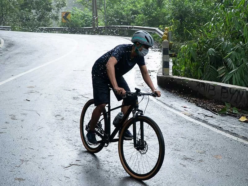 How to Ride Safely in Wet Leaf-Covered Roads | Cycling Guider