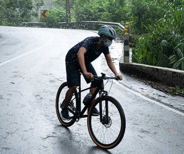 How to Ride Safely in Wet Leaf-Covered Roads | Cycling Guider