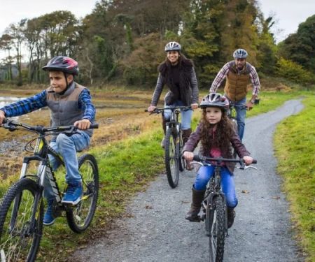 Best Cycling Destinations in the U.S. for Scenic Family Rides