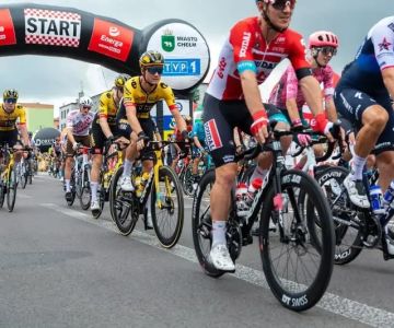 How to Ride with a Peloton: Signals, Strategy, and Preparedness