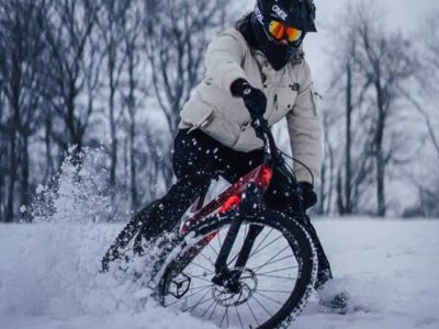 How to Ride Through Snow or Light Ice Conditions Safely