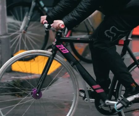 How to Ride a Fixed Gear Bike Safely in the City