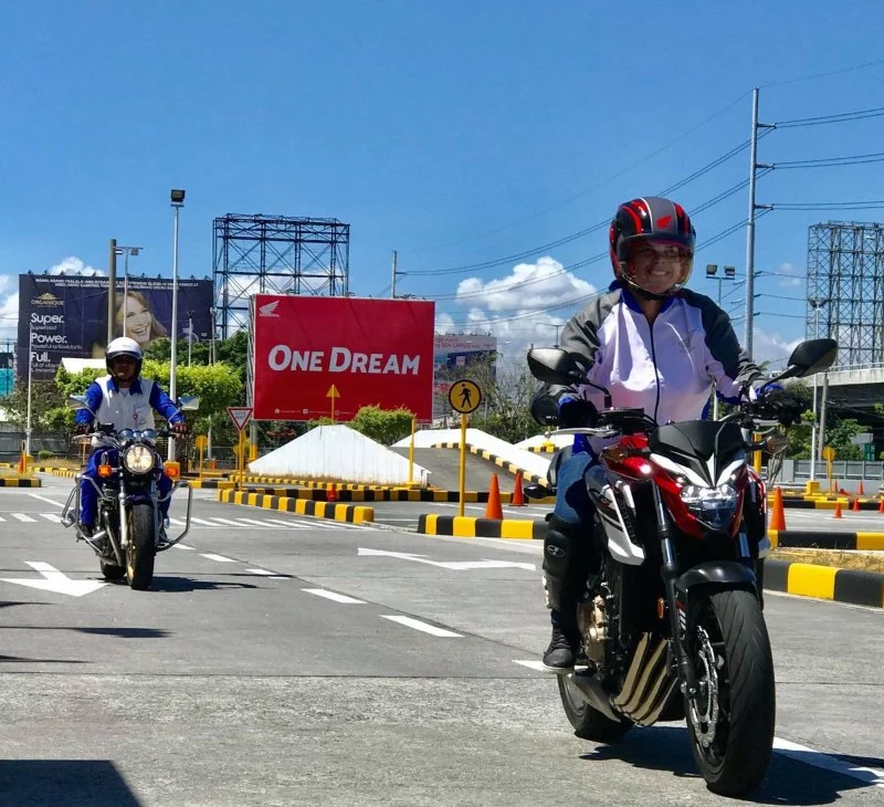 How to Ride Safely with Headphones Without Missing Traffic Sounds: Tips and Best Practices