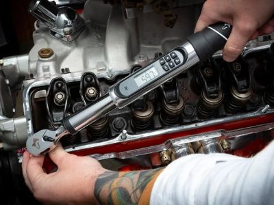 How to Use Torque Wrenches to Avoid Overtightening Components
