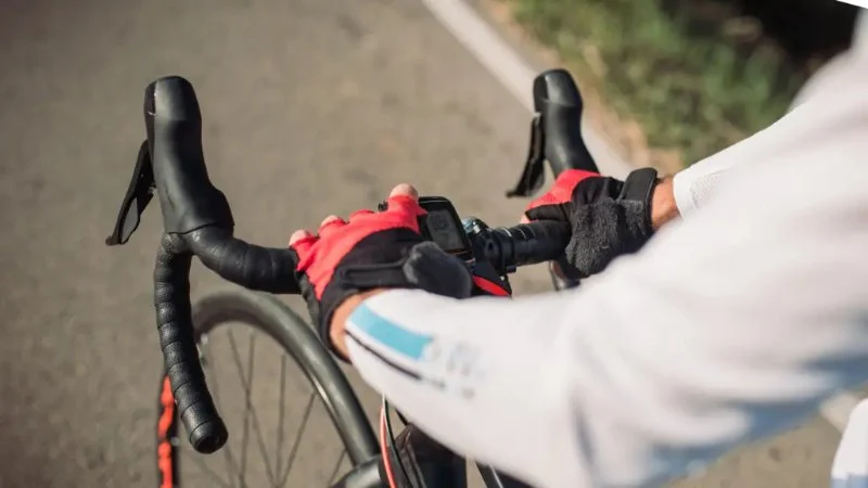 How to Ride With Aero Bars Safely in Group Settings