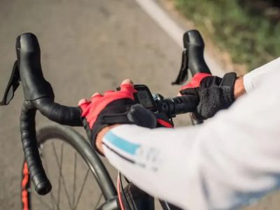 How to Ride With Aero Bars Safely in Group Settings