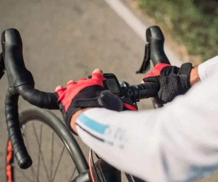 How to Ride With Aero Bars Safely in Group Settings