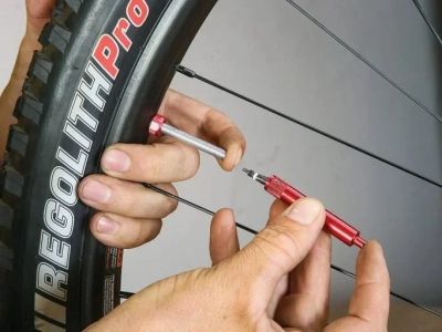 Best Tools for Setting Up and Adjusting Tubeless Tires for Cyclists