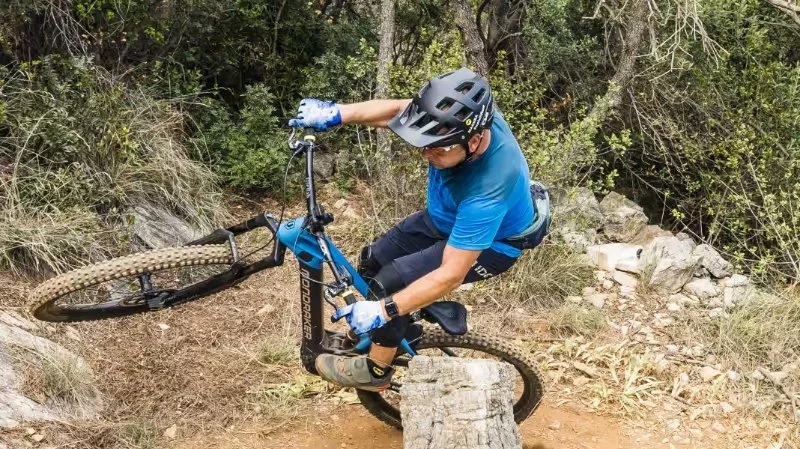 Tips for Uphill Cornering and Descending Safely: Cycling Control Guide