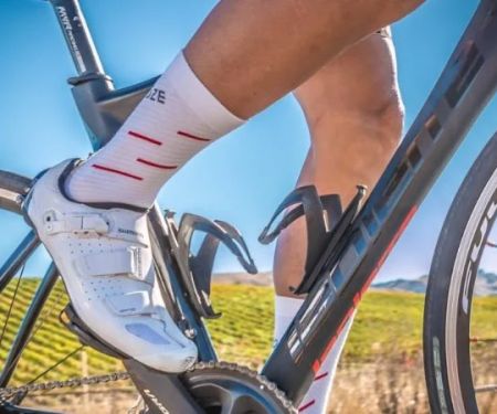 Best Cycling Socks for Long Rides: Fit, Breathability & Thickness