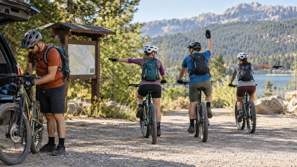 Cycling Hand Signals: Turns, Stops, and Group Safety